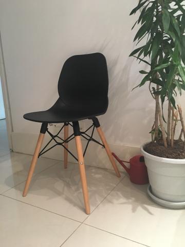 Cadeira Charles Eames preta