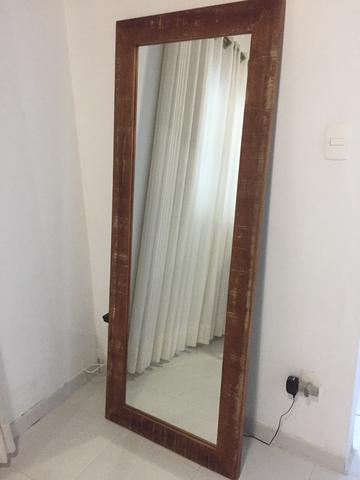 Lindo espelho em madeira