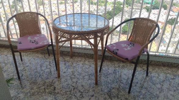 Mesa vime e duas cadeiras para varanda