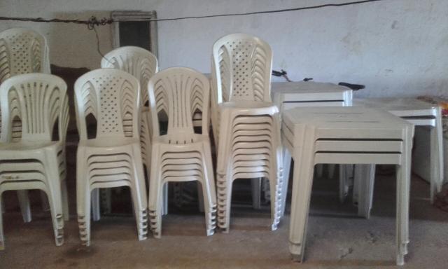 Mesas e cadeiras semi novas