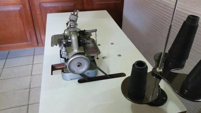 Máquina de costura overlock semi-industrial
