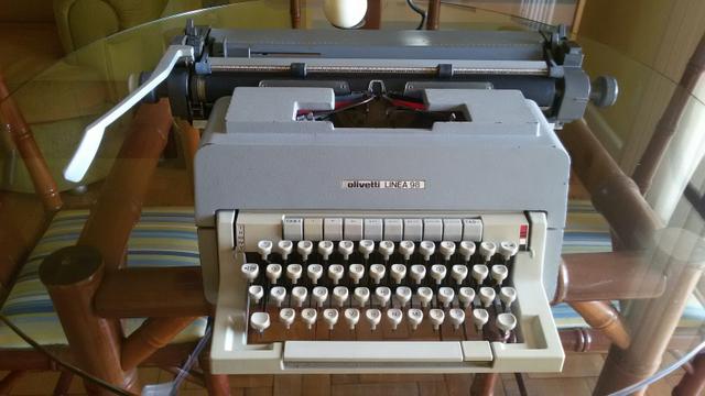 Máquina de escrever OLIVETTI LINEA 98