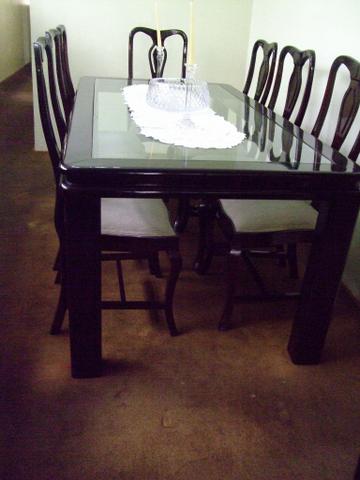Belíssima mesa de jantar, em madeira com tampo em vidro,