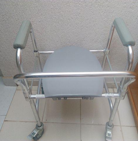 Cadeira de rodas para higienização ACMF302W