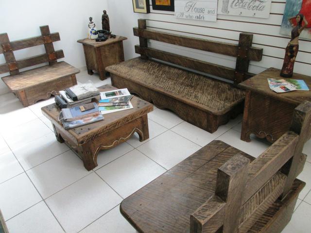 Conjunto de bancos com encosto rústicos em madeira maciça.