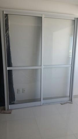 Esquadria de alumínio com portas de vidro