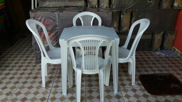 Promoção da mesa plástica nova com 4 cadeiras