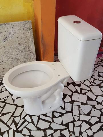 Vaso sanitário branco com caixa acoplada