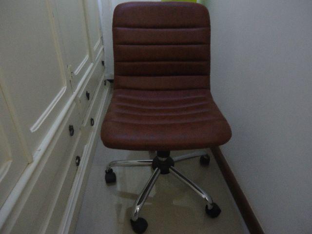 Cadeira Home Office Tok Stok, giratória, pés cromados,