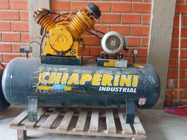 Compressor trifásico Chiaperini 250 litros com motor de 5CV