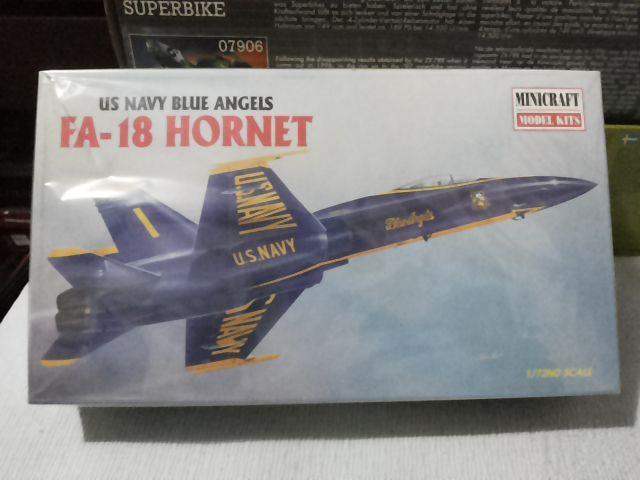 Kit plastimodelismo avião FA-18 Hornet Blue Angels -