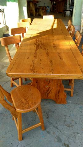 Mesas de prancha, cadeiras, bancos e banquetas em madeira