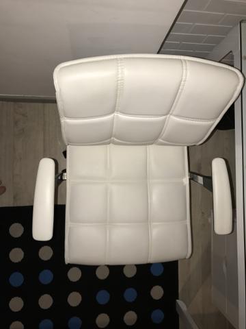 Cadeira em couro branco TOK STOK