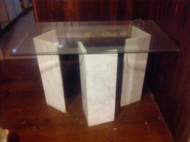 Mesa de vidro e mármore