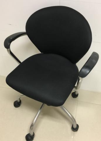 Cadeira para escritório preta estofada