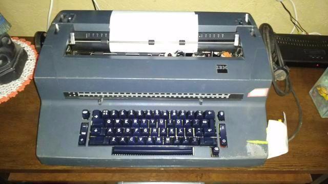 Máquina de escrever elétrica IBM 82C