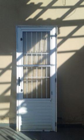 Porta de aluminio com vidros conservada 150 rs