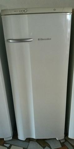 Vendo geladeira Electrolux degelo seco semi nova 220 volts!
