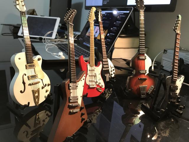 Coleção de miniaturas de guitarras