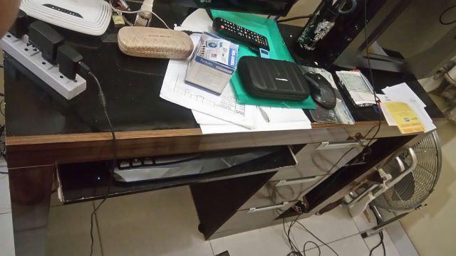 Mesa paraa computador com gavetas seminova