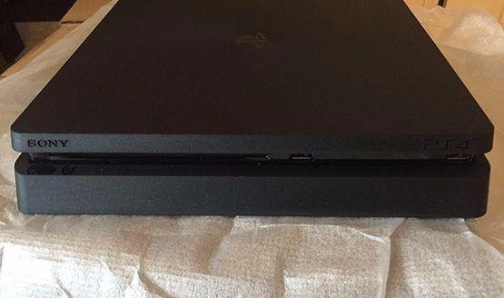 PS4 - Semi novo com caixa, manual e jogos