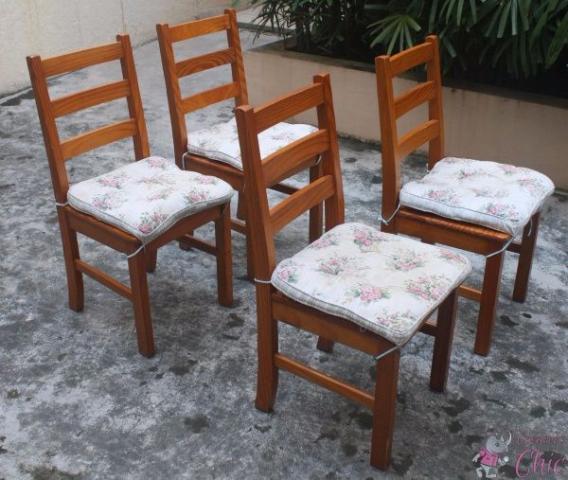 4 cadeiras em madeira clara encosto ripado