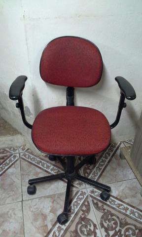 Cadeira giratória com regulagem de altura