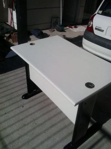 Mesa de escritorio cor branca usada com pes reforçados em
