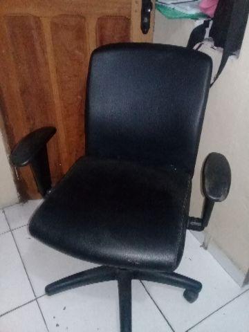 Cadeira presidente em couro usada