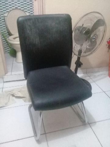 Cadeiras sem braço em couro preto