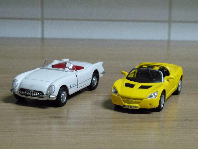 Carrinhos De Coleção - 2 Miniaturas Corvette e Opel -
