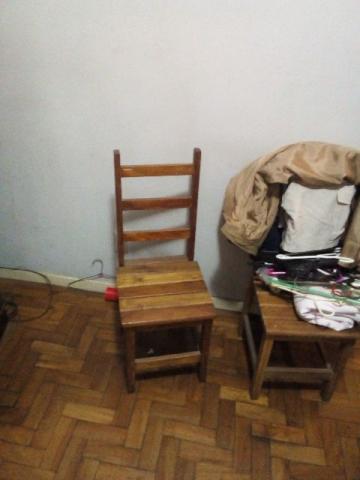 Mesa com 6 cadeiras de madeira a mesa
