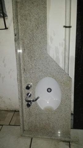 Pia de banheiro em mármore com toneira deca