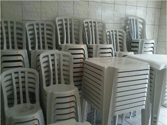 Conjunto de cadeira e mesas de plastico para 186 kg