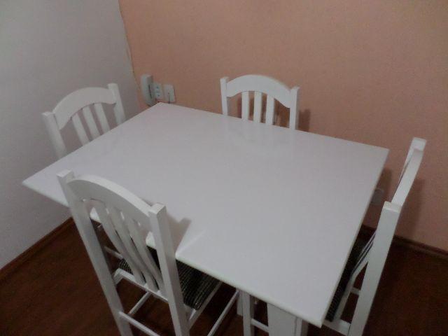 Conjunto de mesa com quatro cadeiras