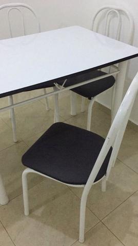 Mesa com cadeiras Branca Semi-Nova R$350,