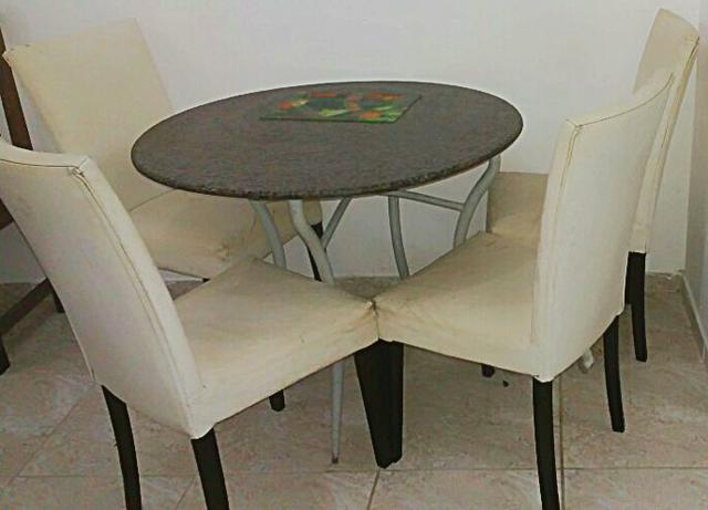 Mesa com tampo de marmore e 4 cadeiras