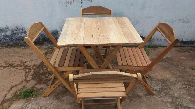 Mesa de madeira dobrável com 4 cadeiras cor natural