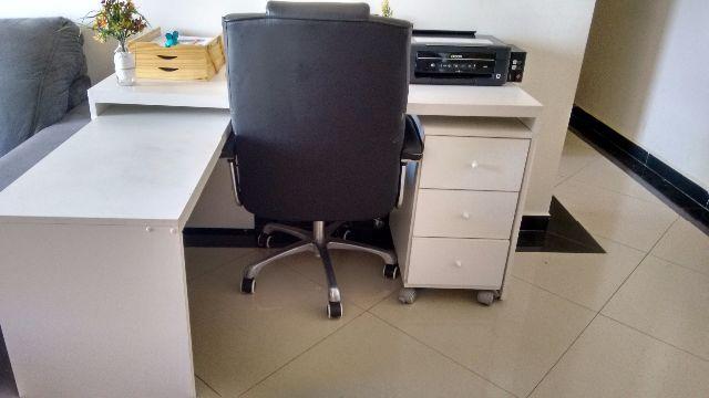 Mesa em L para escritório com cadeira