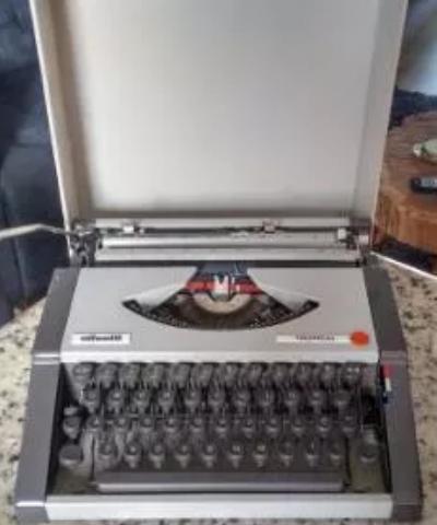 Máquina de escrever Olivette Tropical funcionando