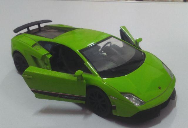 Última unidade B*a*r*at*o* -12,5cm Lamborghini de metal