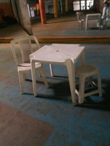 Conjunto mesa,cadeira de plástico