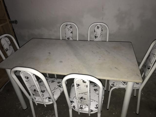 Conjunto: mesa (mármore) com 6 cadeiras muito novas.