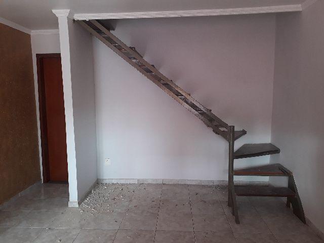 Escada de ferro com degraus de madeira macica