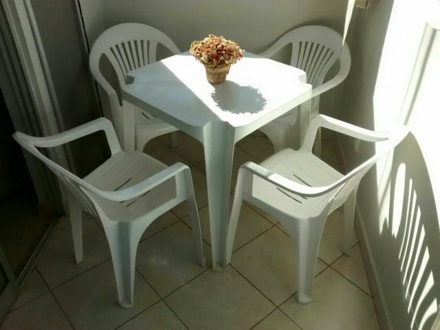 Mesa e cadeiras de plástico