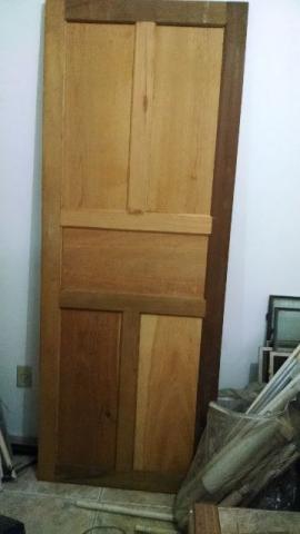 Porta de madeira maciça nova