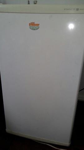 Freezer vertical 66L compacto