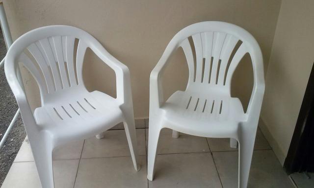 Cadeiras brancas