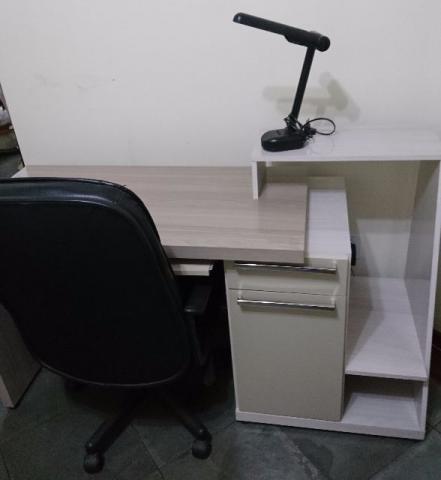 Mesa para Computador/Estudos e Cadeira