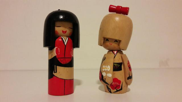 Boneco e boneca japonesa em madeira